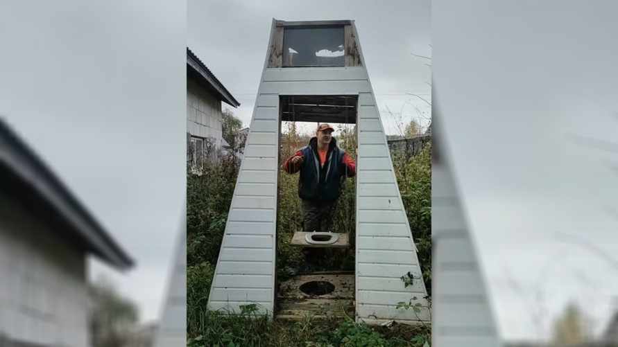 "Бизнес не пошел" - Житель Минска совместил туалет с качелями и покорил Tiktok