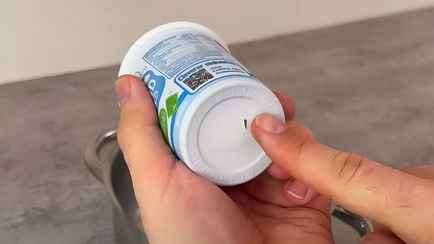 Зачем делать дырку в йогурте или сметане? Этот лайфхак позволит сэкономить ваши деньги