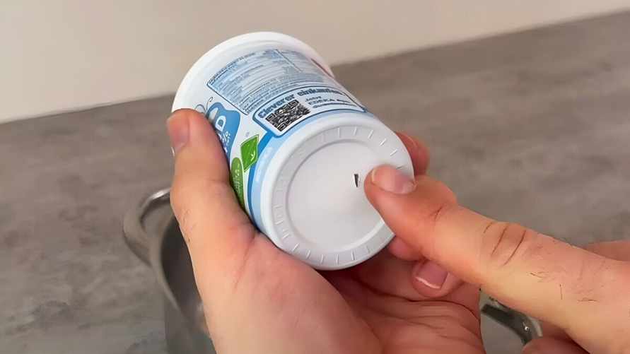 Зачем делать дырку в йогурте или сметане? Этот лайфхак позволит сэкономить ваши деньги