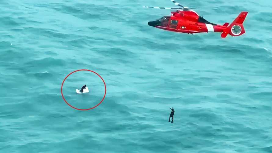 В США спасли рыбака, который дрейфовал в океане на дверце от холодильника после урагана "Милтон"