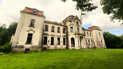 На Гродненщине выставили на аукцион дворец, где 24 года назад сняли первый белорусский фильм ужасов. Сколько просят?