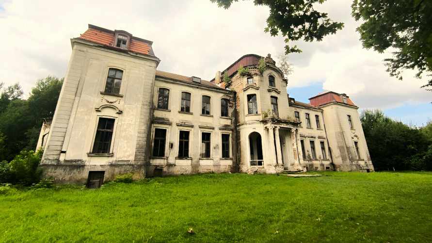 На Гродненщине выставили на аукцион дворец, где 24 года назад сняли первый белорусский фильм ужасов. Сколько просят?