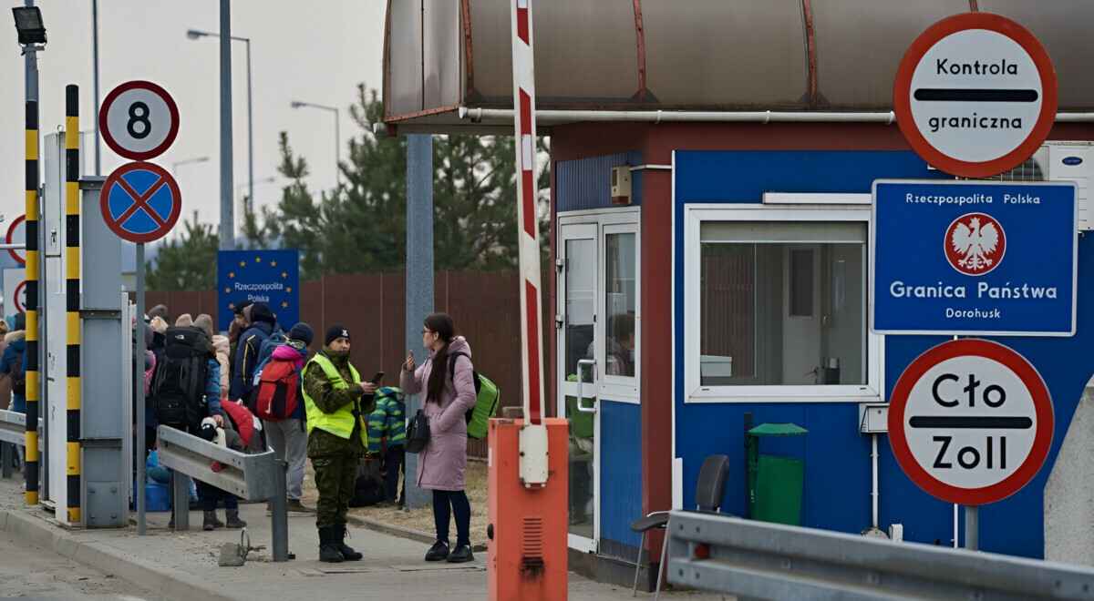 Туск предложил ужесточить миграционную политику в Польше. Что будет с "картами поляка" и разрешениями на работу и учебу?