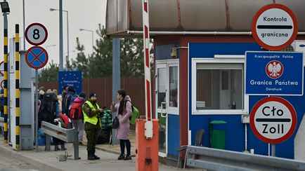 Туск предложил ужесточить миграционную политику в Польше. Что будет с «картами поляка» и разрешениями на работу и учебу?