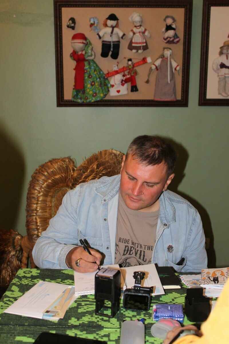 Минус месячная зарплата в год на «макулатуру»? Узнали, как и чем живут посткроссеры в Беларуси