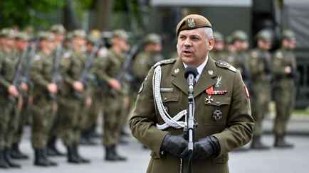 В Польше потребовали отставки генерала, который призвал страну готовиться к войне