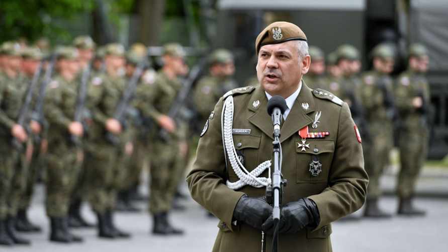В Польше потребовали отставки генерала, который призвал страну готовиться к войне