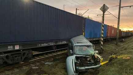 Под Борисовом минивэн попал под грузовой поезд – водитель погибла