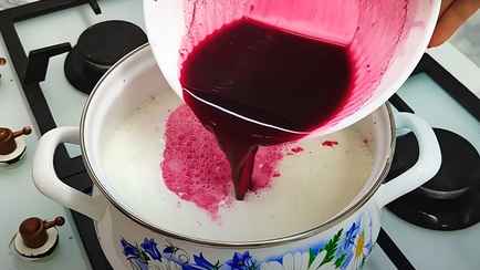 Вскипятите молоко и влейте свекольный сок. Вы не поверите, какой деликатес получится