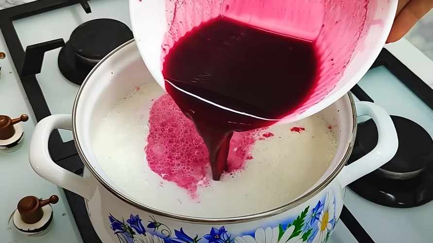 Вскипятите молоко и влейте свекольный сок. Вы не поверите, какой деликатес получится