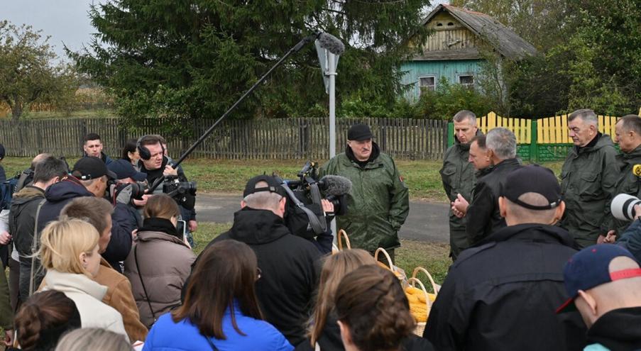 В ходе рабочей поездки Лукашенко показали экспериментльное кукурузное