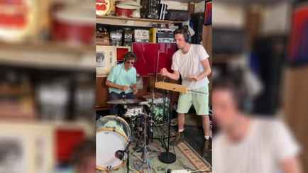 «Как он этой штукой управляет?» — Группа покорила TikTok техно-композициями на инструменте начала XX века