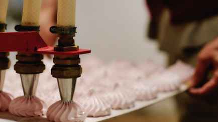 Кондитерская фабрика пообещала белорусам зефир со вкусом шампанского и халву со «жгучим перцем». Когда ждать новинок?