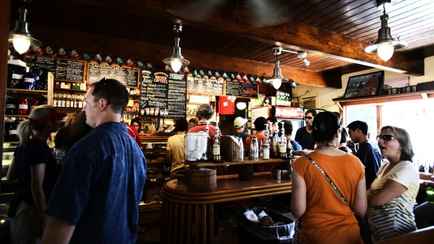 Мэрия Праги запретила туристам устраивать ночные «паб-туры»