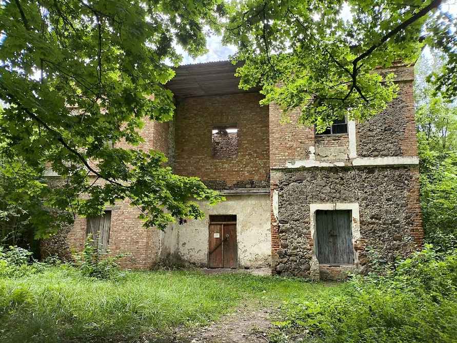 На Гродненщине выставили на аукцион дворец, где 24 года назад сняли первый белорусский фильм ужасов. Сколько просят?