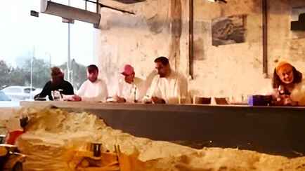 «А мама когда заберёт?» — В Дубае открыли кафе с песочницей для взрослых мужчин