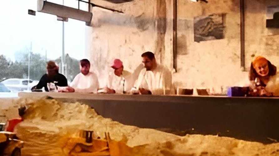 "А мама когда заберёт?" — В Дубае открыли кафе с песочницей для взрослых мужчин