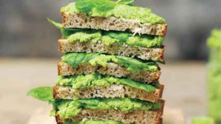 Эта зеленая намазка на хлеб не только вкусная, но и полезная. Вот 2 рецепта, как приготовить за 5 минут