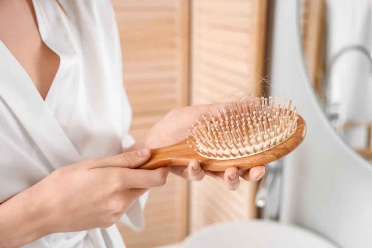Как часто нужно мыть расческу? Не позволяйте ей превратиться в рассадник бактерий и грибков