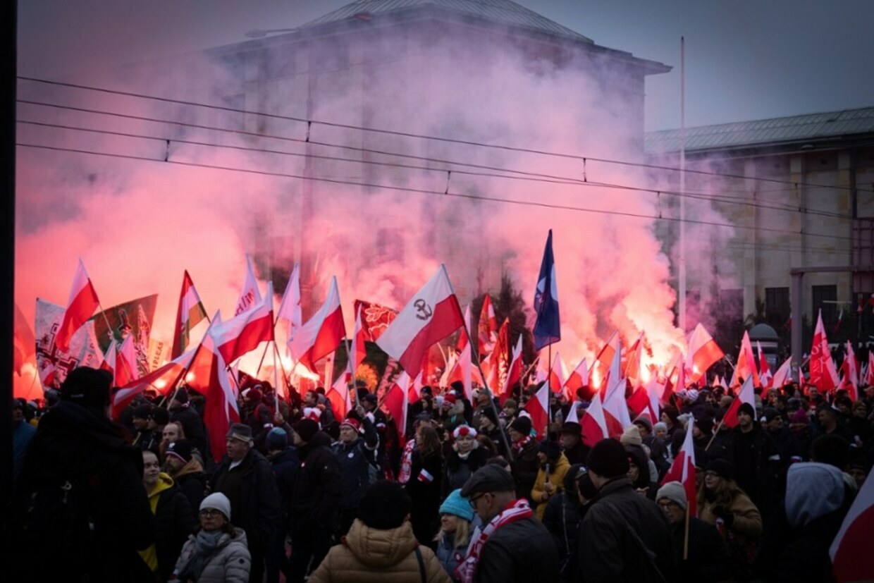 "Дональд, иди домой" — В Варшаве прошел многотысячный марш оппозиции