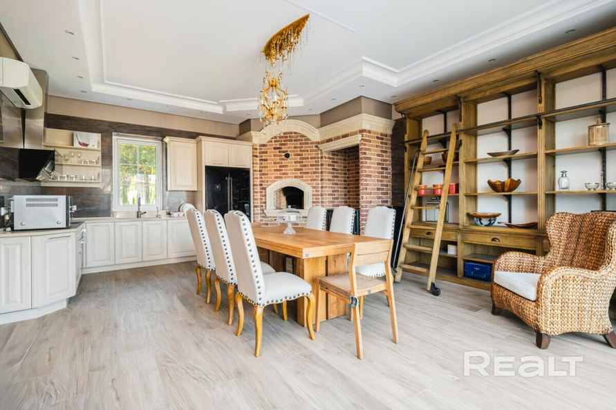 Цена — почти 4 млн долларов. Под Минском решили продать 3-этажный дом мечты. За что такие деньги?