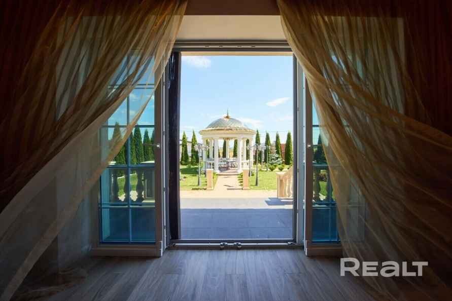 Цена — почти 4 млн долларов. Под Минском решили продать 3-этажный дом мечты. За что такие деньги?