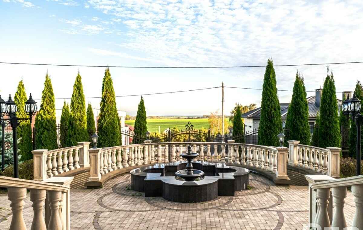 Цена — почти 4 млн долларов. Под Минском решили продать 3-этажный "дом мечты". За что такие деньги?