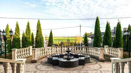 Цена — почти 4 млн долларов. Под Минском решили продать 3-этажный «дом мечты». За что такие деньги?