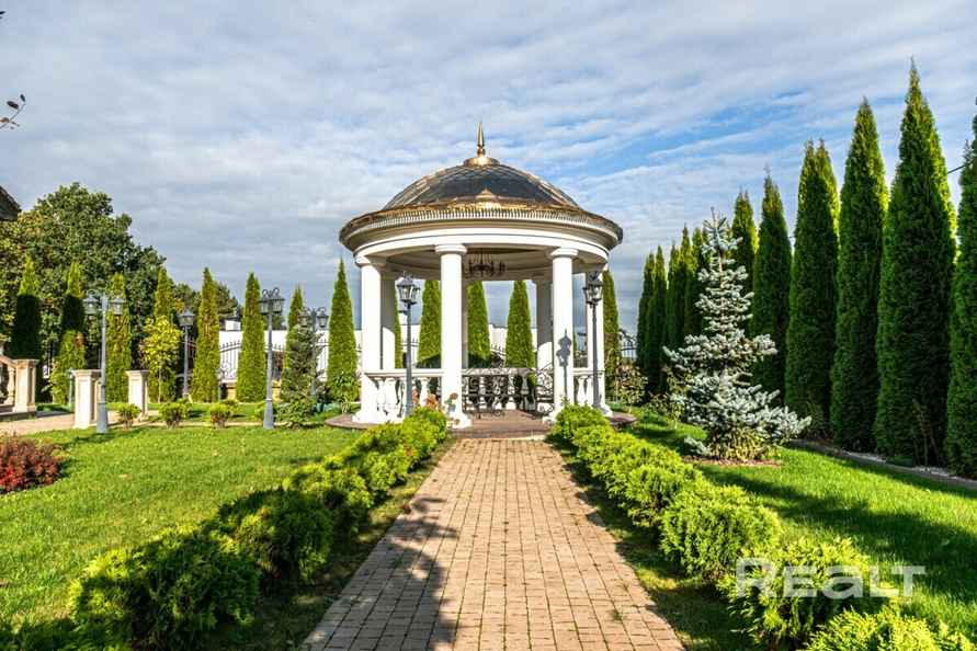 Цена — почти 4 млн долларов. Под Минском решили продать 3-этажный дом мечты. За что такие деньги?