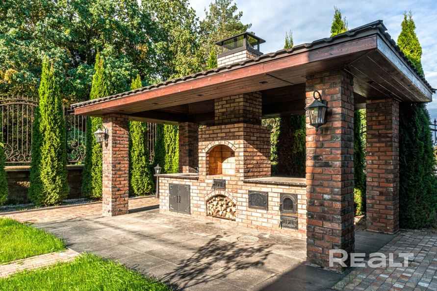 Цена — почти 4 млн долларов. Под Минском решили продать 3-этажный дом мечты. За что такие деньги?