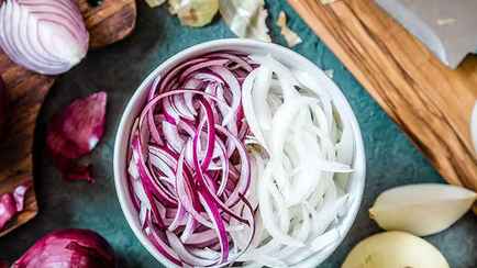 Лук ещё никогда не шинковался так легко. Вот как нарезать максимально тонко с помощью 2 столовых приборов