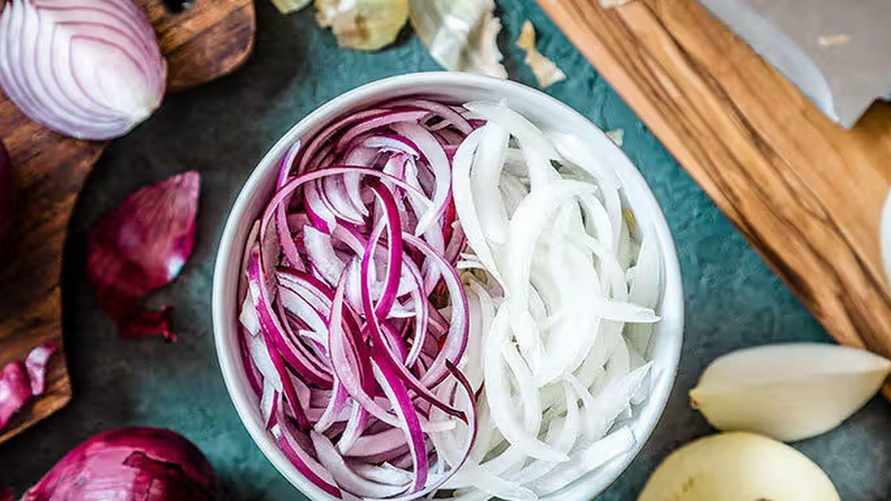 Лук ещё никогда не шинковался так легко. Вот как нарезать максимально тонко с помощью 2 столовых приборов
