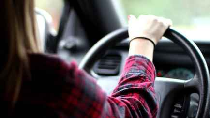 Врач призвала женщин-водителей отказаться от этого аксессуара. Почему нельзя носить в машине?