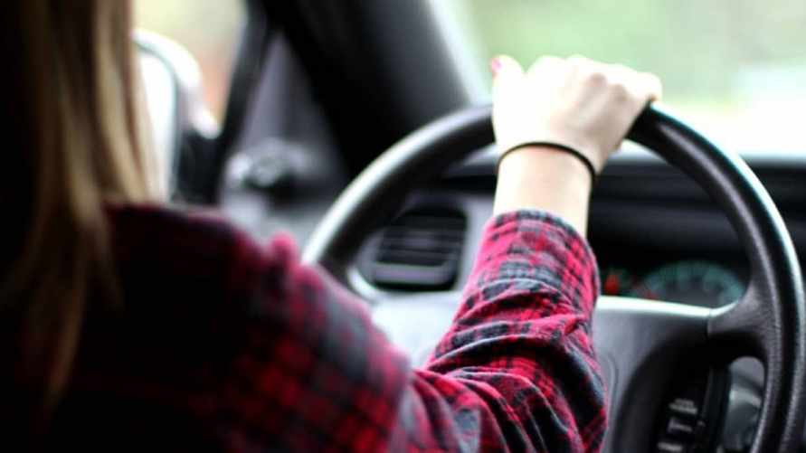 Врач призвала женщин-водителей отказаться от этого аксессуара. Почему нельзя носить в машине?