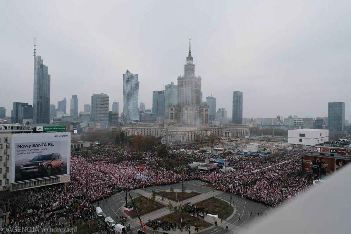 "Дональд, иди домой" - В Варшаве прошел многотысячный марш оппозиции