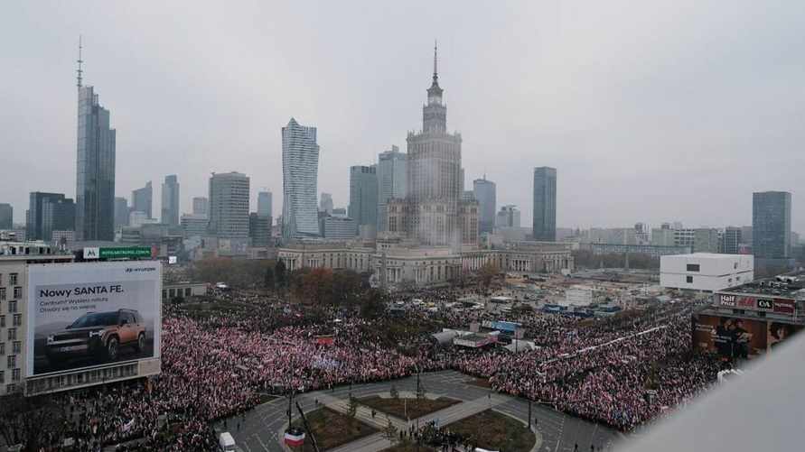 "Дональд, иди домой" - В Варшаве прошел многотысячный марш оппозиции