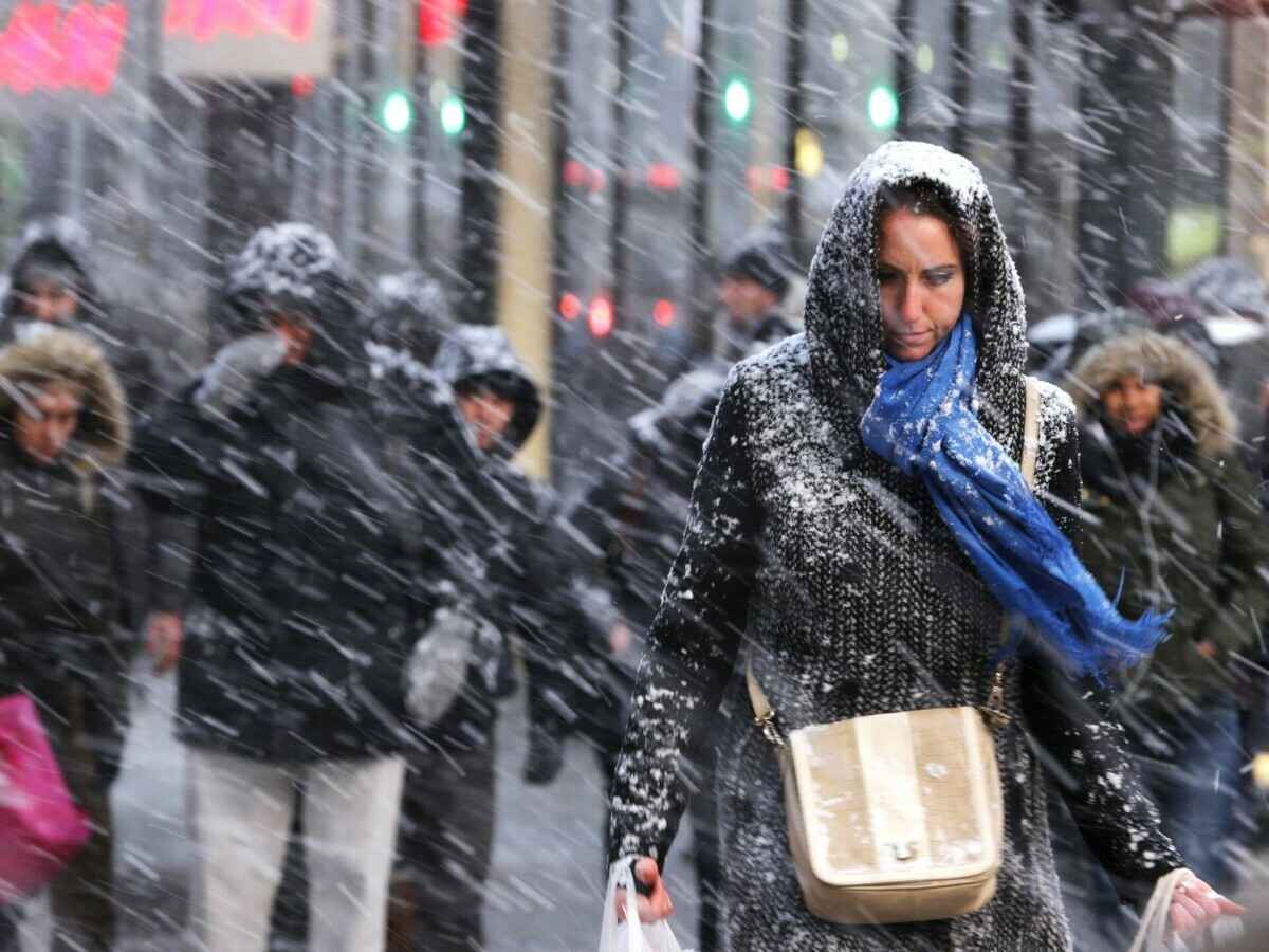 До 10 сантиметров. Синоптики объявили из-за снегопада оранжевый уровень опасности в двух областях Беларуси