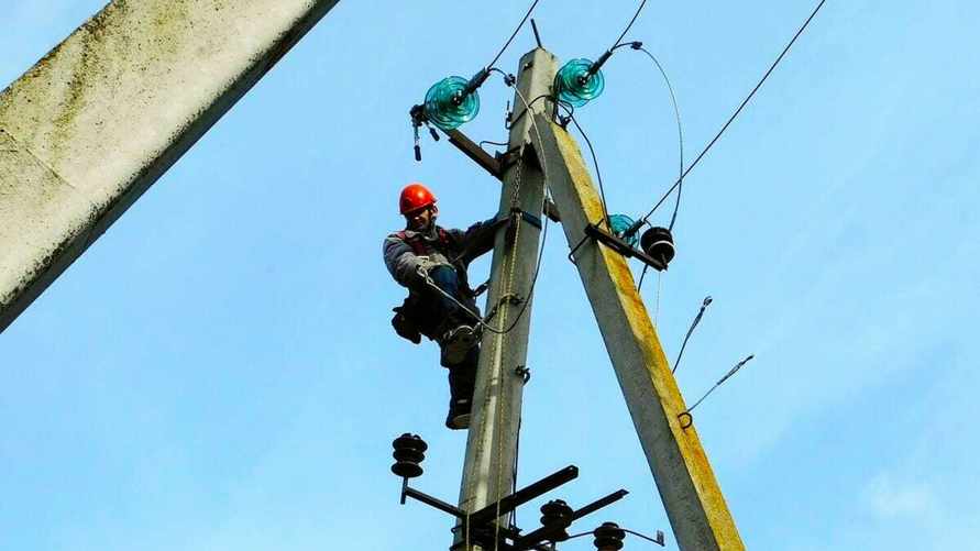 В Беларуси ветер оставил без света более 150 городов и деревень. Чего ждать в ближайшие сутки?