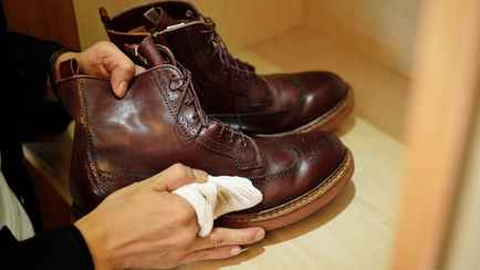 Как защитить обувь от непогоды? Эти 8 средств и продуктов заменят покупные кремы и пропитки