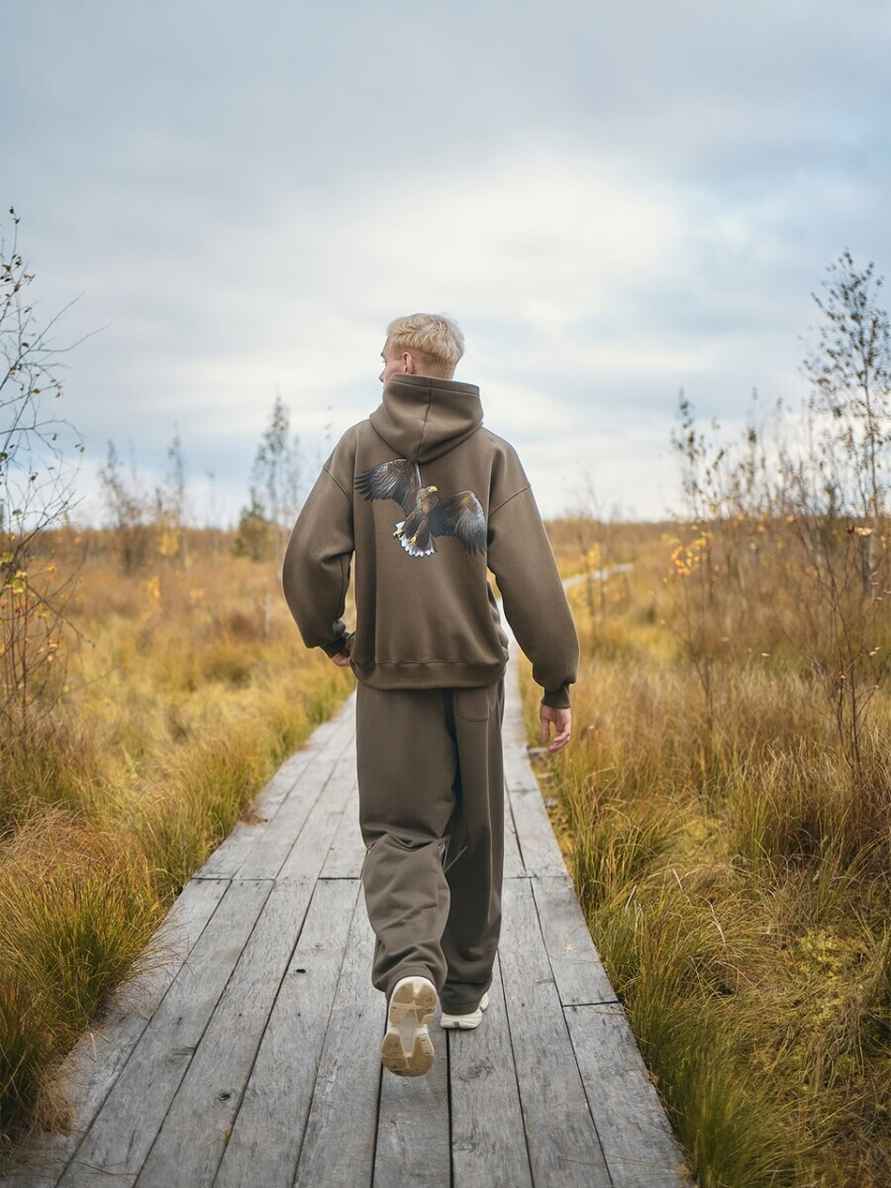 Mark Formelle предложила футболки и худи с «инопланетной атмосферой» белорусского болота. Что по ценам?