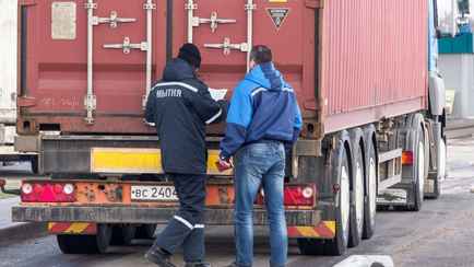 ЕЭК разрешила ввозить без пошлины яблоки, морковь и мясо в Беларусь. Зачем?