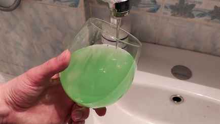 Энергетики попросили минчан «не паниковать» из-за «зеленоватой» воды в кране. А пить можно?