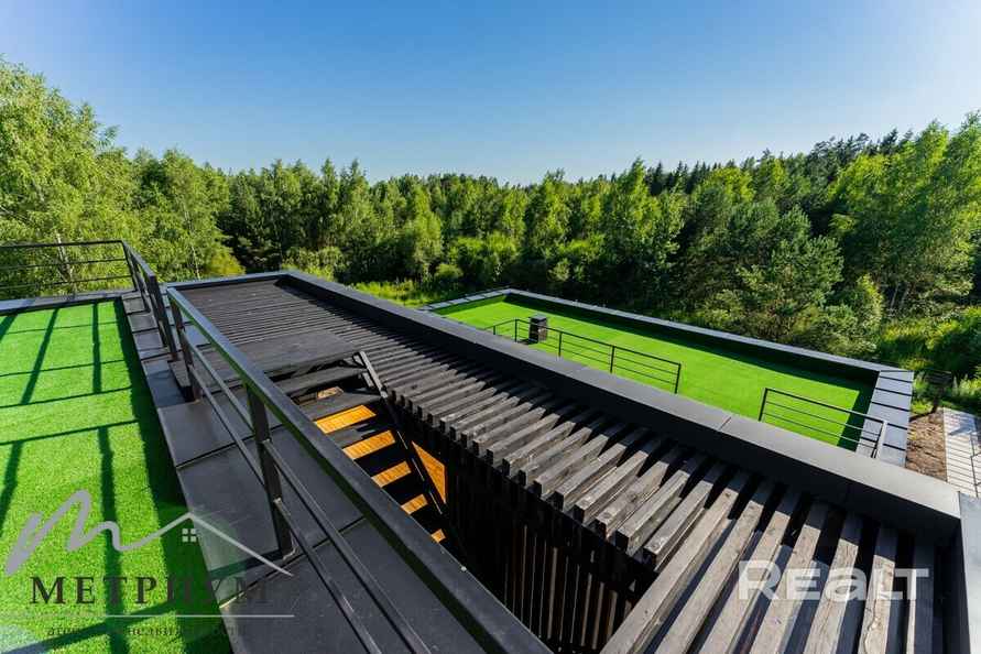 Tesla — в подарок. Под Минском выставили на продажу чёрный дом в футуристическом стиле. Сколько просят?