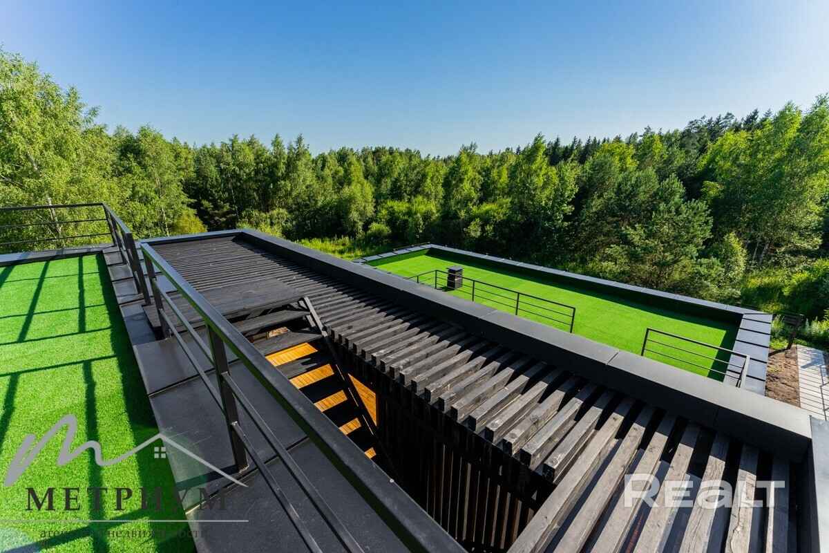 Tesla — в подарок. Под Минском выставили на продажу чёрный дом в футуристическом стиле. Сколько просят?