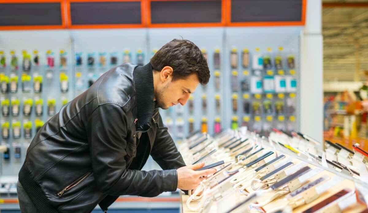 Белорусам дали 42 дня, чтобы купить смартфон за 1 рубль. Что для этого нужно?