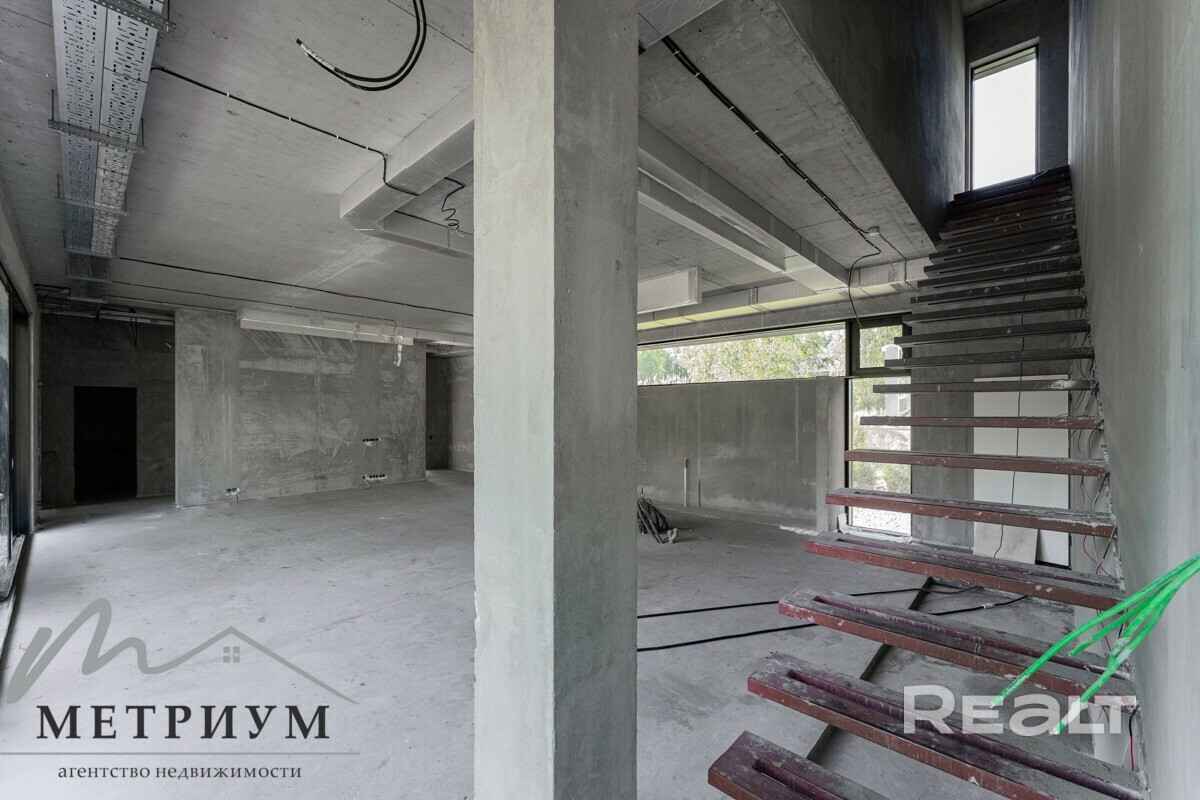 Tesla — в подарок. Под Минском выставили на продажу чёрный дом в футуристическом стиле. Сколько просят?