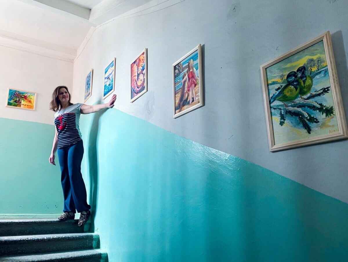 Картинам – да, за шторки – штраф? В ЖКХ рассказали, как белорусы могут облагородить подъезды многоэтажек