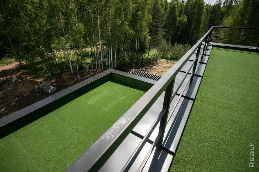 Tesla — в подарок. Под Минском выставили на продажу чёрный дом в футуристическом стиле. Сколько просят?