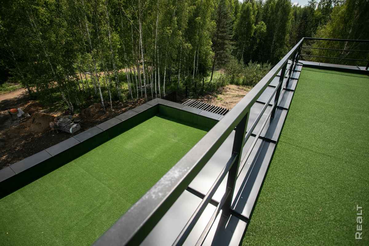 Tesla — в подарок. Под Минском выставили на продажу чёрный дом в футуристическом стиле. Сколько просят?