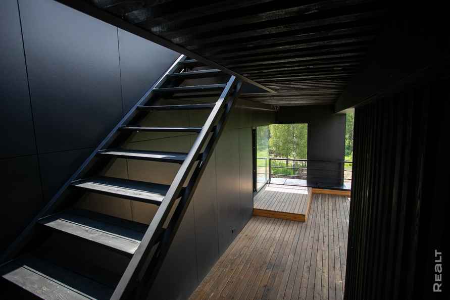 Tesla — в подарок. Под Минском выставили на продажу чёрный дом в футуристическом стиле. Сколько просят?